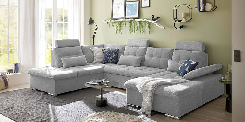wohnlandschaft-medan-mit-gruener-wandfarbe-im-hintergrund