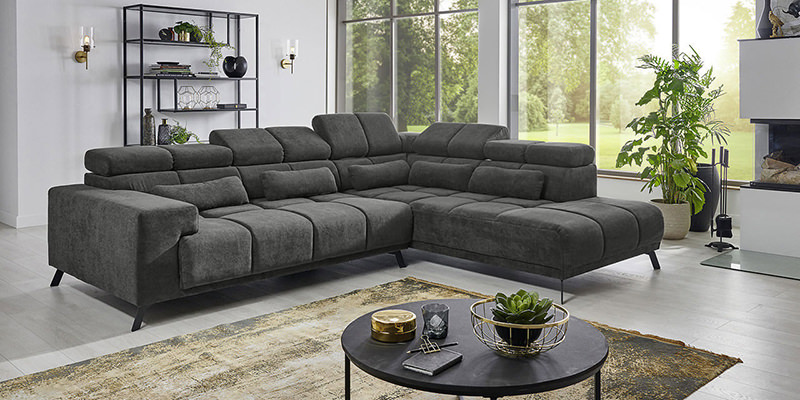 dunkelgraues-sofa-inside-mit-minimalistischem-metalltisch-und-metallregal