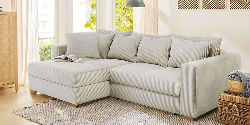 hellgraues-sofa-kampen-im-skandinavischen-stil