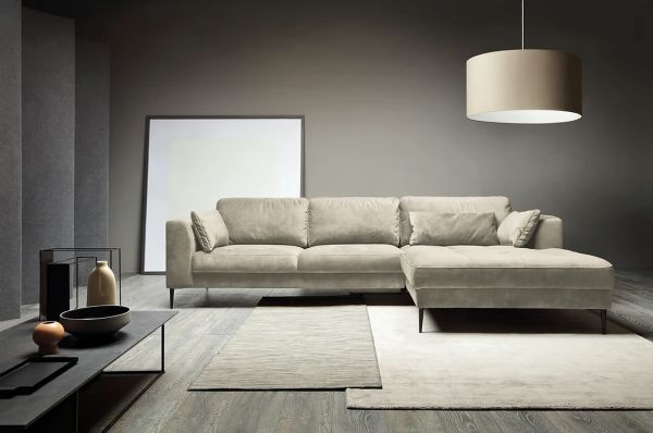 sofa-minimalistisches-design-in-der-farbe-beige-in-minimalistischem-raumkonzept